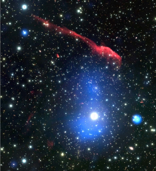 1RXS J0603.3+4214 은하단의 가상 컬러 합성 이미지. 사진에서 붉은 색으로 보이는 부분이 은하단 사이 가스층이다. (사진=van Weeren et al.)