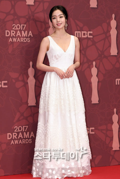 He is stepping on actor Han Sunhwa Gaga Red carpet who participated in the 2017 MBC Performance Awards held at MBC on September 30 in Seoul.毎 Everyday Economy & mk.co.