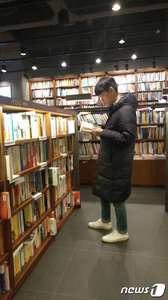 달리는청년들 이미지