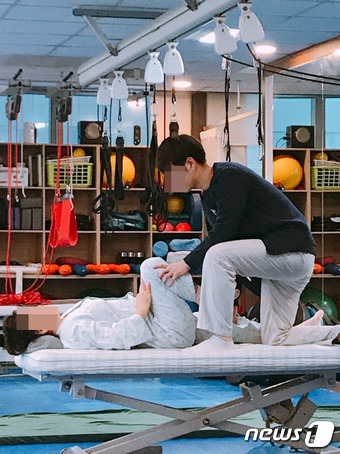 달리는청년들 이미지