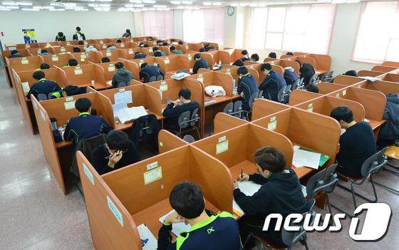 달리는청년들 이미지