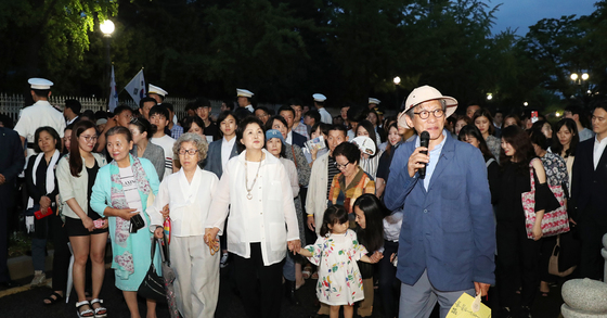 문재인 대통령 부인 김정숙 여사가 26일 오후 '열린 청와대 50년 만의 한밤 산책' 행사에 참석하기 위해 시민들과 함께 청와대 앞길을 걷고 있다. [연합뉴스]