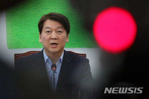 【서울=뉴시스】배훈식 기자 = 31일 오전 서울 여의도 국회 국민의당 당 대표실에서 열린 기자회견에 참석한 안철수 대표가 모두발언하고 있다. 안 대표는 당원들이 당 대표의 재신임을 묻는 전 당원 투표에서 74.6%라는 압도적 지지를 보내줬다며 민심을 받들어 정치를 한다면서 이런 정도의 명백한 의사표시를 두고 계속 논란을 벌이는 것은 스스로 심판받는 길을 택하는 것이라고 말했다. 2017.12.31. dahora83@newsis.com