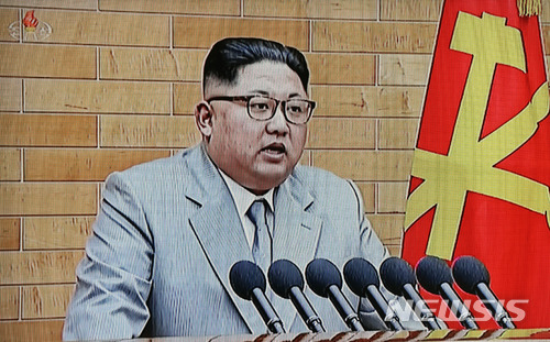 2018년 새해를 맞아 1일 북한 김정은 노동당 위원장이 육성 신년사를 조선중앙TV가 보도하고 있다. /사진=뉴시스