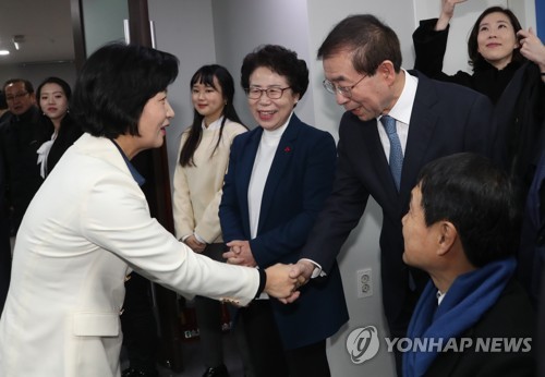 추미애 대표와 박원순 서울시장 (서울=연합뉴스) 백승렬 기자 = 더불어민주당 추미애 대표(왼쪽)와 박원순 서울시장이 무술년 새해 첫날인 1일 오전 여의도 중앙당사에서 열린 신년인사회에서 인사하고 있다. 2018.1.1      srbaek@yna.co.kr