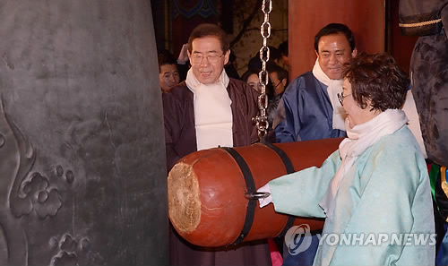 무술년 시작 알리는 보신각 타종 (서울=연합뉴스) 1일 오전 서울 종로구 보신각에서 열린 제야의 종 타종행사에서 박원순 서울시장과 영화 '아이 캔 스피크'의 주인공인 위안부 피해 이용수 할머니를 비롯한 내빈들이 힘차게 무술년 시작을 알리는 타종을 하고 있다. 2018.1.1 [사진공동취재단=연합뉴스]    photo@yna.co.kr