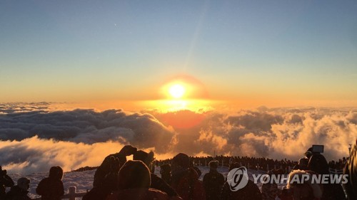 한라산 정상 밝히는 2018년 첫해 (제주=연합뉴스) 2018 무술년 새해가 밝았다. 1일 민족의 영산 한라산 정상 백록담에 한반도를 비추는 새해 첫 태양이 떠오르고 있다. 2018.1.1 [독자 양지업 제공=연합뉴스] koss@yna.co.kr