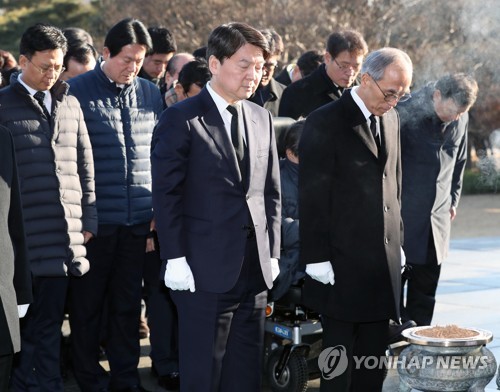 안철수 대표, 새해 첫날 현충원 참배 (서울=연합뉴스) 김현태 기자 = 국민의당 안철수 대표가 무술년 새해 첫날인 1일 오전 동작구 국립서울현충원을 참배하고 있다.     mtkht@yna.co.kr