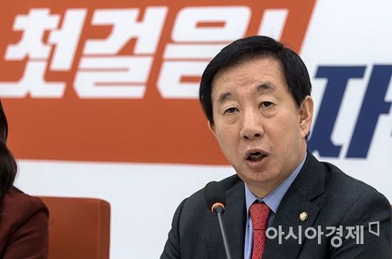 김성태 자유한국당 원내대표가 28일 국회에서 기자회견을 갖고 있다./윤동주 기자 doso7@