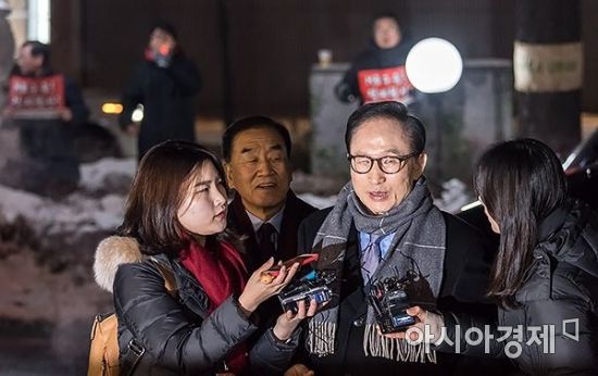 이명박 전 대통령이 18일 서울의 한 음식점에서 열린 친 이계 송년 모임에 참석하는 도중 취재진 질문에 답변하고 있다./윤동주 기자 doso7@