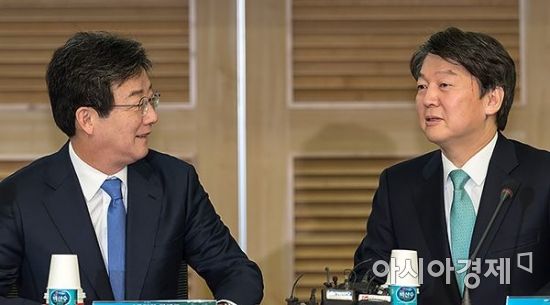 유승민 바른정당 대표와 안철수 국민의당 대표가 7일 국회에서 열린 국민통합포럼 '양당 정책연대의 과제와 발전방안' 토론회에 참석, 이야기를 나누고 있다./윤동주 기자 doso7@