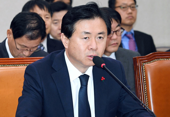 6월 지방선거에서 부산시장 선거 출마 가능성이 거론되는 김영춘 해양수산부 장관. [연합뉴스]