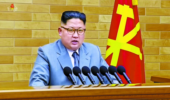 북한 김정은 노동당 위원장이 2018년 신년사를 발표하고 있다.