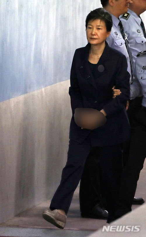 【서울=뉴시스】 최진석 기자 = 박근혜 전 대통령이 지난해 10월16일 오전 서초구 서울중앙지법으로 구속 연장 후 처음으로 열린 80차 공판에 출석하고 있다. 박 전 대통령은 이날 이후 법정에 나오지 않고 있다. 2017.10.16.  myjs@newsis.com
