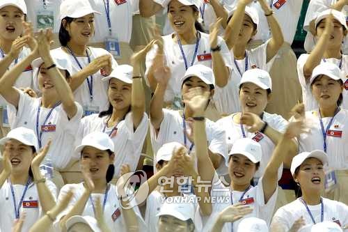 2003년 대구하계유니버시아드대회에 참가한 북한 응원단. [연합뉴스 자료사진]