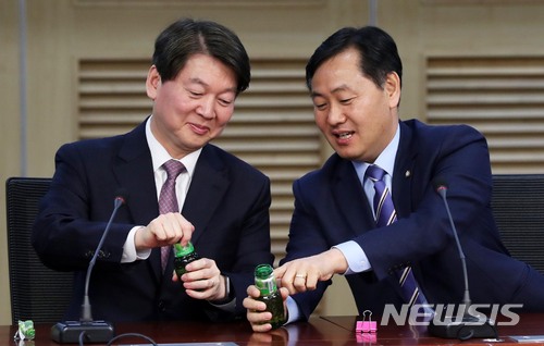 【서울=뉴시스】홍효식 기자 = 국민의당 안철수(왼쪽) 대표가 2일 오전 서울 여의도 국회 의원회관에서 열린 중앙당 2018년 시무식에 참석해 김관영 사무총장과 음료병에 적힌 글자를 보며 대화하고 있다. 2018.01.02. yesphoto@newsis.com