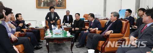【서울=뉴시스】홍효식 기자 = 3일 오후 서울 여의도 국회 본청 교문위원장실에서 국민의당 통합반대파 의원들이 모여 대화를 나누고 있다. 이날 모임에는 박지원 전 대표, 정동영, 유성엽, 이상돈, 최경환, 윤영일, 김종회, 박주현, 조배숙, 장정숙 의원, 김기옥 원외지역위원장협의회장 등이 참석해 전당대회 저지 투쟁 방안 등을 논의할 예정이다. 2018.01.03. yesphoto@newsis.com