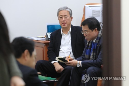 '통합론 투표' 반대파 회의 (서울=연합뉴스) 서명곤 기자 = 국민의당이 바른정당과의 통합 찬반을 묻는 전(全)당원투표에 돌입한 27일 오전 국회 교문위원장실에서 열린 나쁜투표거부  운동본부 운영위원회의에서 유성엽, 최경환 의원이 대화하고 있다.  2017.12.27      seephoto@yna.co.kr