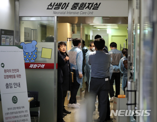 【서울=뉴시스】최진석 기자 = 서울경찰청 광역수사대 관계자들이 19일 오후 서울 양천구 이대목동병원 신생아 중환자실에서 신생아중환자 4명 사망과 관련해 압수수색을 하고 있다. 지난 16일 이대목동병원 신생아 중환자실에서 남아 2명, 여아 2명 등 총 4명의 환아가 연달아 사망, 현재 경찰이 수사중에 있다. 2017.12.19. myjs@newsis.com