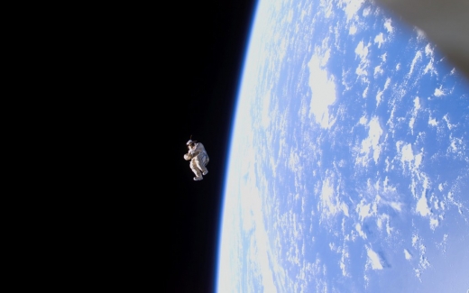 이는 공상과학(SF) 영화의 한 장면이 아니다. 우주복 안은 텅 비어 있다. ‘우주복 위성 1호’(SuitSat-1)로 불리는 이 러시아 우주복은 위성으로 재활용한 것이다. 2006년부터 지구 궤도를 돌기 시작했다.