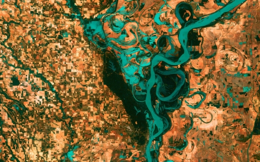 이 사진은 미시시피강으로, 2003년 미국 테네시주(州) 멤피스 남쪽에서 찍은 것이다. 블록 모양으로 된 마을과 논밭이 강을 둘러싸고 있다. 하천 일부가 막혀 만들어진 우각호도 셀 수 없을 만큼 많이 존재한다.
