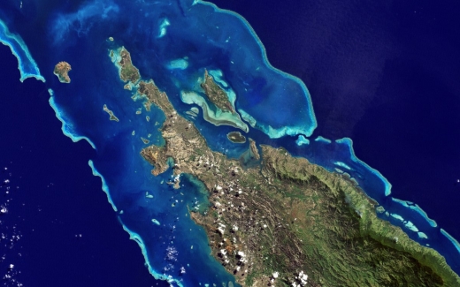 이 자연 그대로의 사진은 호주 동부 해안에서 약 1200㎞ 거리 뉴칼레도니아 군도에 있는 한 섬의 모습이다. 푸른색이 옅을수록 얕고 진할수록 깊은 바다다.