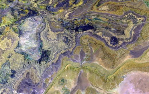 아프리카 모로코 남부에 있는 아틀라스산맥의 한 자락인 안티아틀라스의 모습을 착색한 사진이다. 세계에서 가장 크고 다양성이 풍부한 광산 중 하나다.