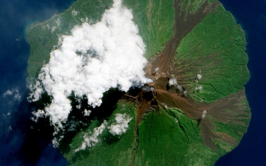 2010년 촬영한 마남 화산. 파푸아뉴기니 섬 연안에서 몇 마일 떨어진 바다에 있으며 지름이 6마일(약 10㎞) 정도 되는 섬을 형성하고 있다. 흰 연기가 발생하는 원인은 명확하게 밝혀지지 않았지만, 매우 활동적인 화산 활동 때문에 분화구가 생긴 것으로 보인다.