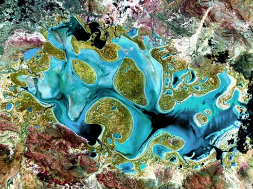 호주에 있는 카네기 호수다. 비가 많이 오는 시기에만 물이 차는 간헐 호수다. 건기가 이어지면 진흙으로 된 습지로 변한다. 사진은 1999년에 촬영한 것이다.