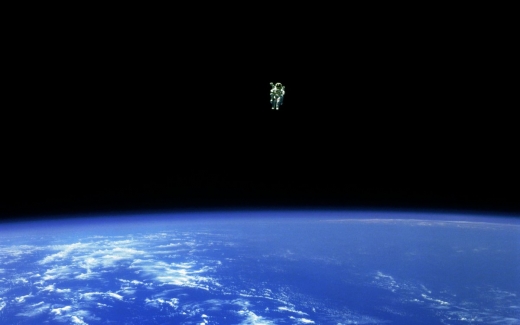 1984년, 미국의 우주비행사 브루스 맥켄들리스 2세는 지금까지 우주비행사들이 한 적이 없는 모험에 나섰다. 질소 제트팩의 도움으로 우주선에서 320피트(약 98m) 거리를 생명줄 없이 유영했다.