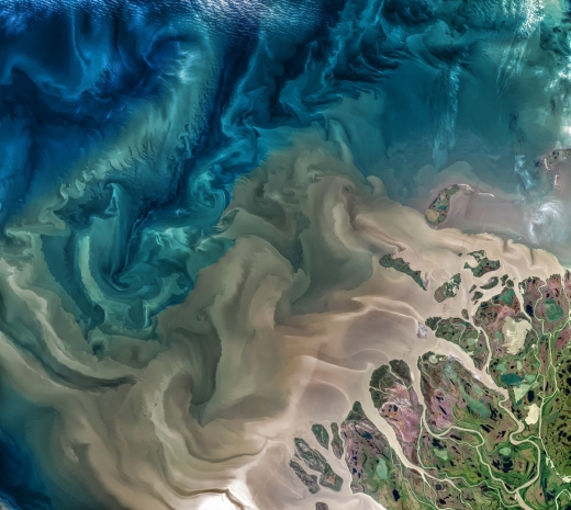 이 사진은 올해 초 NASA와 미국지질조사국(USGS)의 한 인공위성이 캐나다 매켄지강의 모습을 촬영한 것이다. 따뜻한 담수가 차가운 바닷물과 섞이므로 이 강은 북극의 기후를 조절하는데 중요한 역할을 하고 있다.