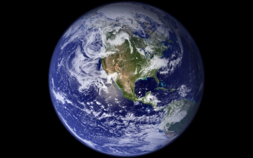 우리 지구를 가장 자세히 사실적으로 보여주는 사진이다. 전혀 착색하지 않은 원본 사진으로, 2002년 과학자들이 수천 장의 위성 사진을 붙여 만들었다.