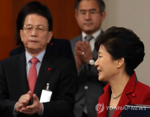 김기춘 전 대통령 비서실장(왼쪽)과 박근혜 전 대통령(오른쪽) [연합뉴스 자료사진]