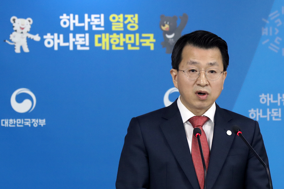 백태현 통일부 대변인이 5일 오전 서울 종로구 정부서울청사에서 열린 정례브리핑에서 취재진의 질문에 답하고 있다. 통일부는 이날 정례브리핑에서 "오전 10시16분쯤 북측에서 전통문이 왔다＂며 ＂우리측이 제의한 1월9일 판문점 평화의집 회담 제안을 수락했다＂고 밝혔다. 2018.1.5/뉴스1 © News1 민경석 기자