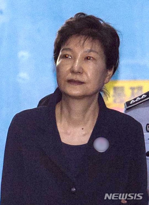 【서울=뉴시스】권현구 기자 = 박근혜 전 대통령이 지난해 5월23일 오후 서울 서초구 서울중앙지방법원에서 열린 국정농단 첫 재판을 마치고 서울구치소로 가는 호송차로 향하고 있다. 2017.05.23. photo@newsis.com