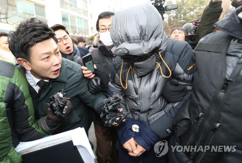 고준희양 시신 유기 현장검증하는 친부. [연합뉴스 자료사진]