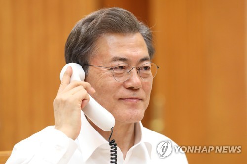 문 대통령, 트럼프 미국 대통령과 전화 통화 문재인 대통령이 지난 4일 밤 청와대 관저에서 도널드 트럼프 미국 대통령과 전화 통화를 하고 있다. [청와대 제공=연합뉴스]