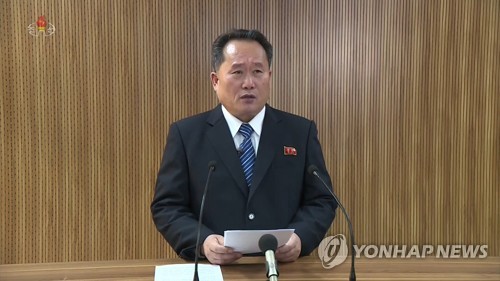 북한 "오늘 오후부터 판문점 연락 채널 개통" (서울=연합뉴스) 북한의 리선권 조국평화통일위원회 위원장은 3일 김정은 노동당 위원장의 위임에 따라 3일 오후 3시 30분(평양시 오후 3시)부터 판문점 연락 채널을 다시 개통하겠다고 밝혔다고 조선중앙TV가 보도했다. 사진은 북한 측 입장을 발표하는 리선권 조평통 위원장의 모습. 2018.1.3   [국내에서만 사용가능. 재배포 금지. For Use only in the Republic of Korea. No Redistribution]  nkphoto@yna.co.kr  (끝)