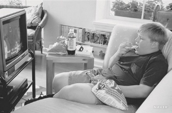 카우치 포테이토(couch potato). 소파에서 감자칩을 먹으며 TV를 본다는 뜻으로 TV 등에 빠져 고차원적인 일을 하지 못하는 현대인의 단면을 비판하는 말이다. [네이버]