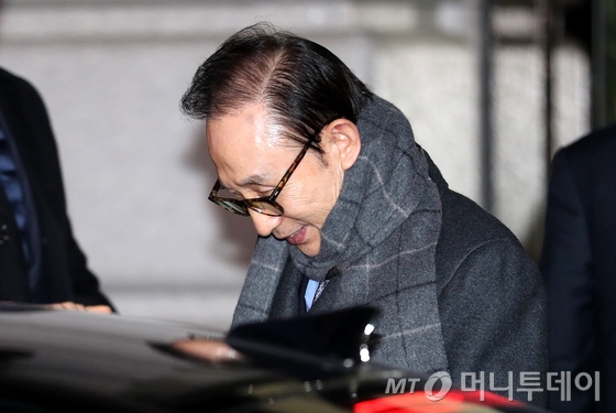 이명박 전 대통령이 26일 오후 서울 강남구 삼성동 사무실에서 나와 퇴근하고 있다.  검찰은 이날 이 전 대통령이 실소유주라는 의심을 받고 있는 자동차 부품생산업체 다스의 비자금 의혹을 전담할 수사팀을 발족하고 다스 비자금에 대해 본격적인 재수사를 시작했다. 2017.12.26/뉴스1  <저작권자 © 뉴스1코리아, 무단전재 및 재배포 금지>