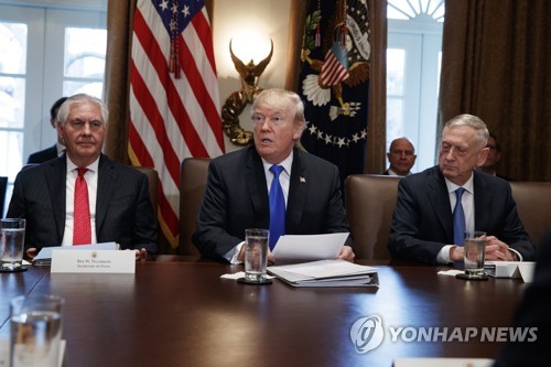 백악관 각료회의 중인 트럼프 미 대통령 지난해 12월 각료회의 중인 도널드 트럼프 미 대통령, 사진 좌측은 렉스 틸러슨 미 국무장관, 우측은 제임스 매티스 국방장관. [AP=연합뉴스 자료사진]