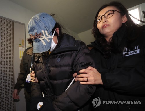 화재현장 찾은 세 남매 엄마 [연합뉴스 자료사진]
