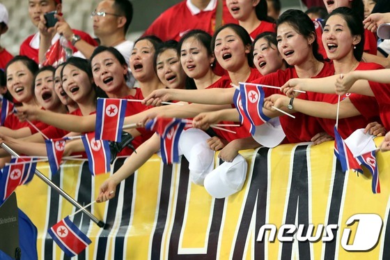 북한 응원단이 8일 오후 중국 후베이성 우한 스포츠센터에서 열린 2015 동아시아축구연맹(EAFF) 동아시안컵 여자부 시상식에서 우승을 차지한 북한 여자 축구대표팀을 향해 울먹이며 환호하고 있다.2015.8.8/뉴스1 © News1 이광호 기자