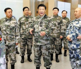 군복에 군화신고 방문했던 시진핑시진핑(가운데) 중국 국가주석이 2016년 4월 군복 차림에 군화를 신고 베이징 서북쪽 시산(西山)국립공원의 지하에 위치한 중앙군사위원회 연합작전지휘센터를 방문한 모습. /SCMP