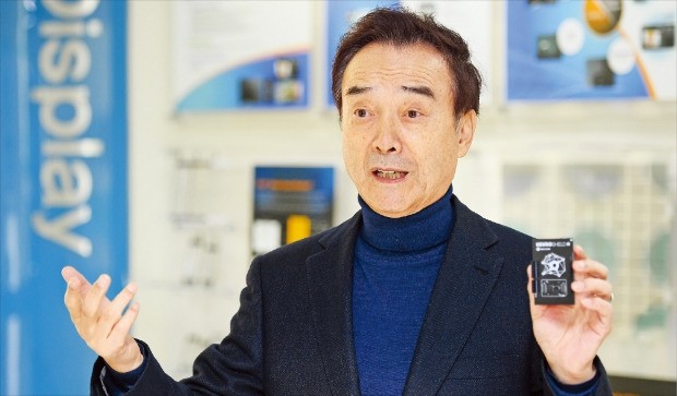 이병구 네패스 회장은 세계에서 처음으로 양산에 성공한 인공지능(AI) 반도체 NM500을 소개하며 “세계 경쟁사들보다 약 3년 앞선 기술로 세계 시장을 선점할 것”이라고 말했다.  /강은구 기자 egkang@hankyung.com