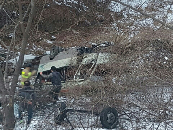 지난 2일 오후 5시3분쯤 강원 양구군 방산면 도고터널 인근에서 훈련병 등을 태운 25인승 군용버스가 도로 옆 가드레일을 들이받고 20여m 아래 계곡으로 굴러떨어지면서 전복돼 22명이 중경상을 입었다. │양구군 제공