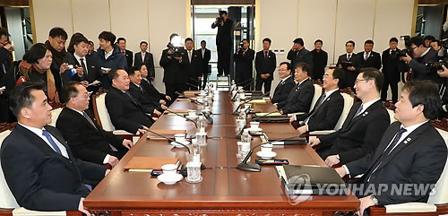 남북 고위급 회담 (판문점=연합뉴스)9일 남북 고위급회담이 판문점 남측 평화의 집에서 열렸다. 조명균 통일부 장관을 비롯한 남측 대표단과 리선권 조국평화통일위원회 위원장을 비롯한 북측 대표단이 평화의집 회의장에서 전체회의 시작에 앞서 모두발언을 하고 있다. 왼편 북측 대표단 왼쪽부터 황충성 조국평화통일위원회 부장, 전종수 조국평화통일위원회 부위원장, 리선권 조국평화통일위원회 위원장, 원길우 체육성 부상, 리경식 민족올림픽조직위원회 위원.오른편 남측 대표단 오른쪽부터 안문현 국무총리실심의관, 천해성 통일부 차관, 조명균 통일부 장관 노태강 문화체육관광부 2차관, 김기홍 평창올림픽.패럴림픽 기획사무차장. 2018.1.9  [사진공동취재단=연합뉴스]      photo@yna.co.kr