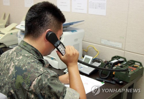 사진은 지난 2013년 9월 단절됐던 서해지구 군 통신선 복원을 위해 시험통화를 하고 군 관계자 [연합뉴스 자료사진]