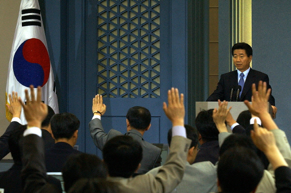 2003년 6월2일 청와대에서 열린 참여정부 출범 100일 내외신 기자회견에서 참석한 기자들이 질문을 하기 위해 경쟁적으로 손을 들고 있다. 연합뉴스