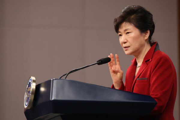 2015년 1월 12일 열린 신년 기자회견에서 박근혜 대통령이 기자의 질문에 답하고 있다. 청와대사진기자단